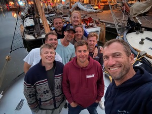 2025-24u-fi-crew-selfie