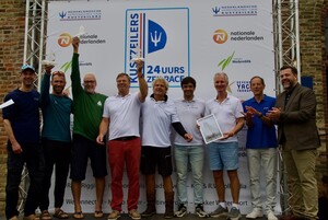 podium-met-silveren-maen-en-fleanende-engel